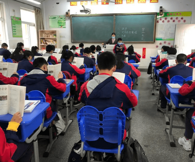 这节课不能列入课程表,被教育部禁止,很多学校却让学生悄悄上课