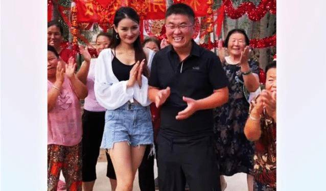 直播界"笑王"姜涛,与三名绝色女徒弟关系密切,心术不正求关注