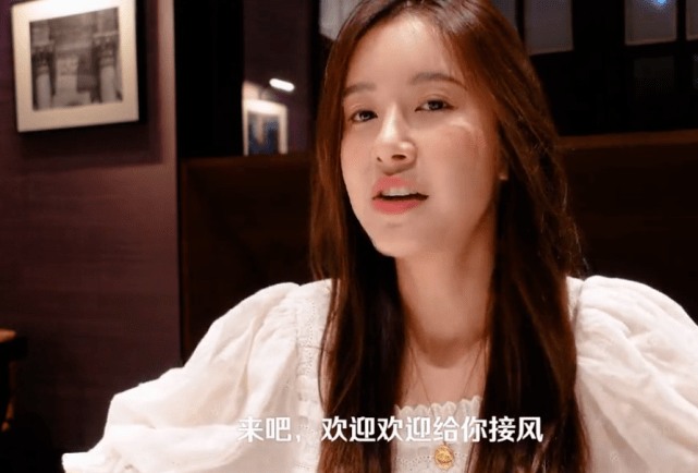 张子萱给安姐扎了两个可爱的丸子头,换上公主裙,安安画画迎接爸爸