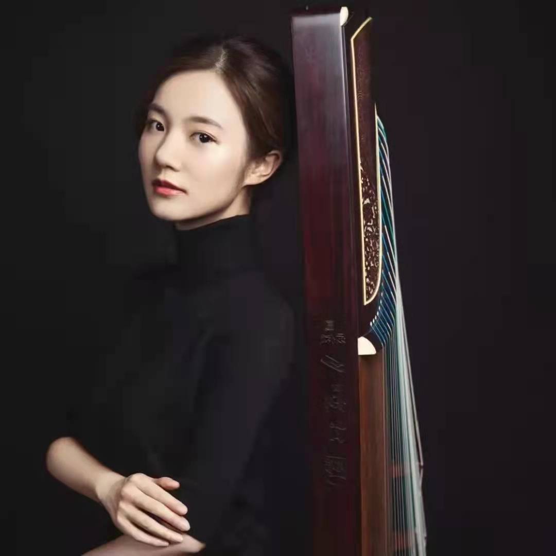 先后师从古筝演奏家教育家吴青副教授,高雁教授,刘文佳副教授.