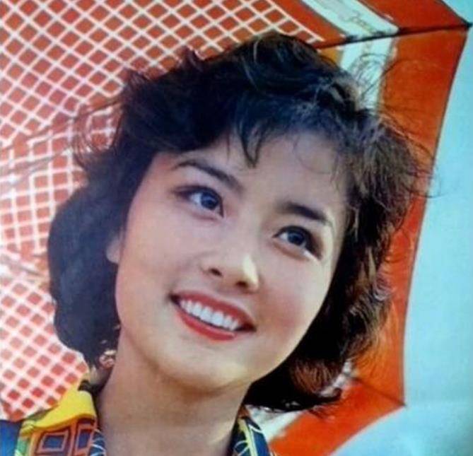 赵娜1956年出生于山东青岛.
