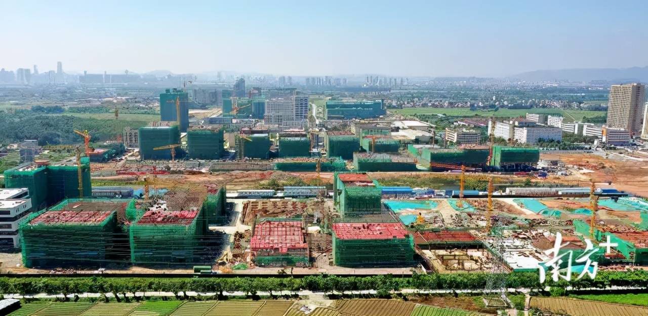 建设中的东江湾千亿产业园.