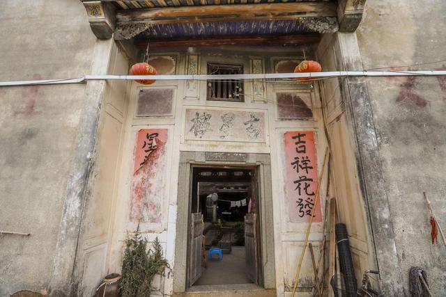 但非常古朴,现在村内还保存了很多有年代感的客家古建筑,像这个吉星楼