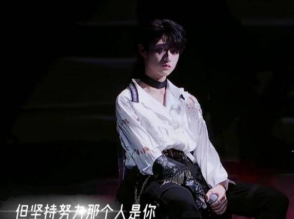 朱志鑫在公司门口自拍,有一种女友视角的画风,病娇感十足_舞台