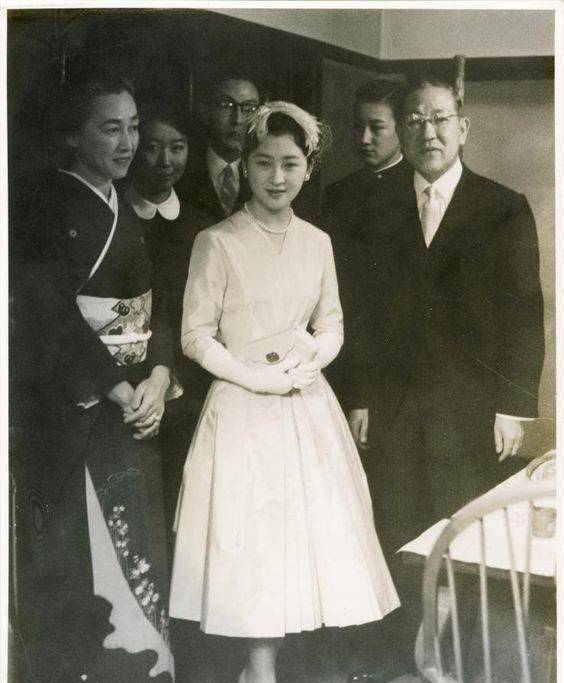 1957年,美智子遇到了明仁天皇,酷爱运动的两人是在一场网球比赛中相遇