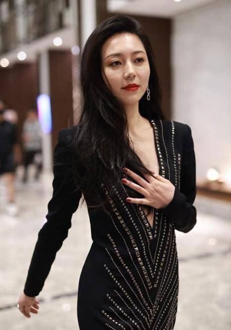 黄梦莹身材挺单薄的,穿深v裙看着也不高调,但是气场还