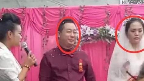 网上爆出一组婚礼图片走红,新娘全程哭丧脸,网友:钱没