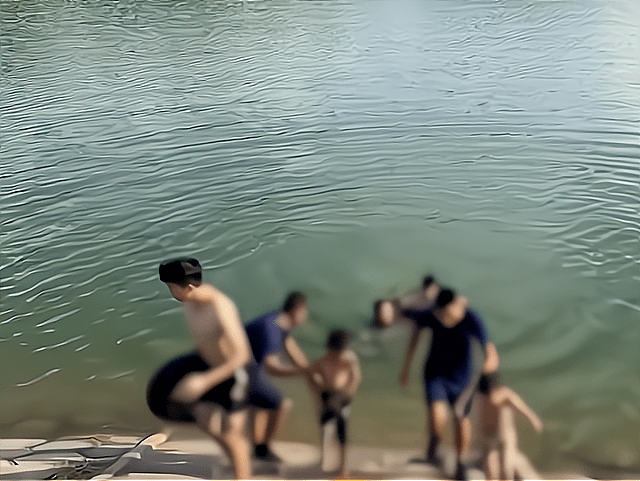 江西赣州过路消防员强行将4名野泳男孩带上岸,是对还是错?