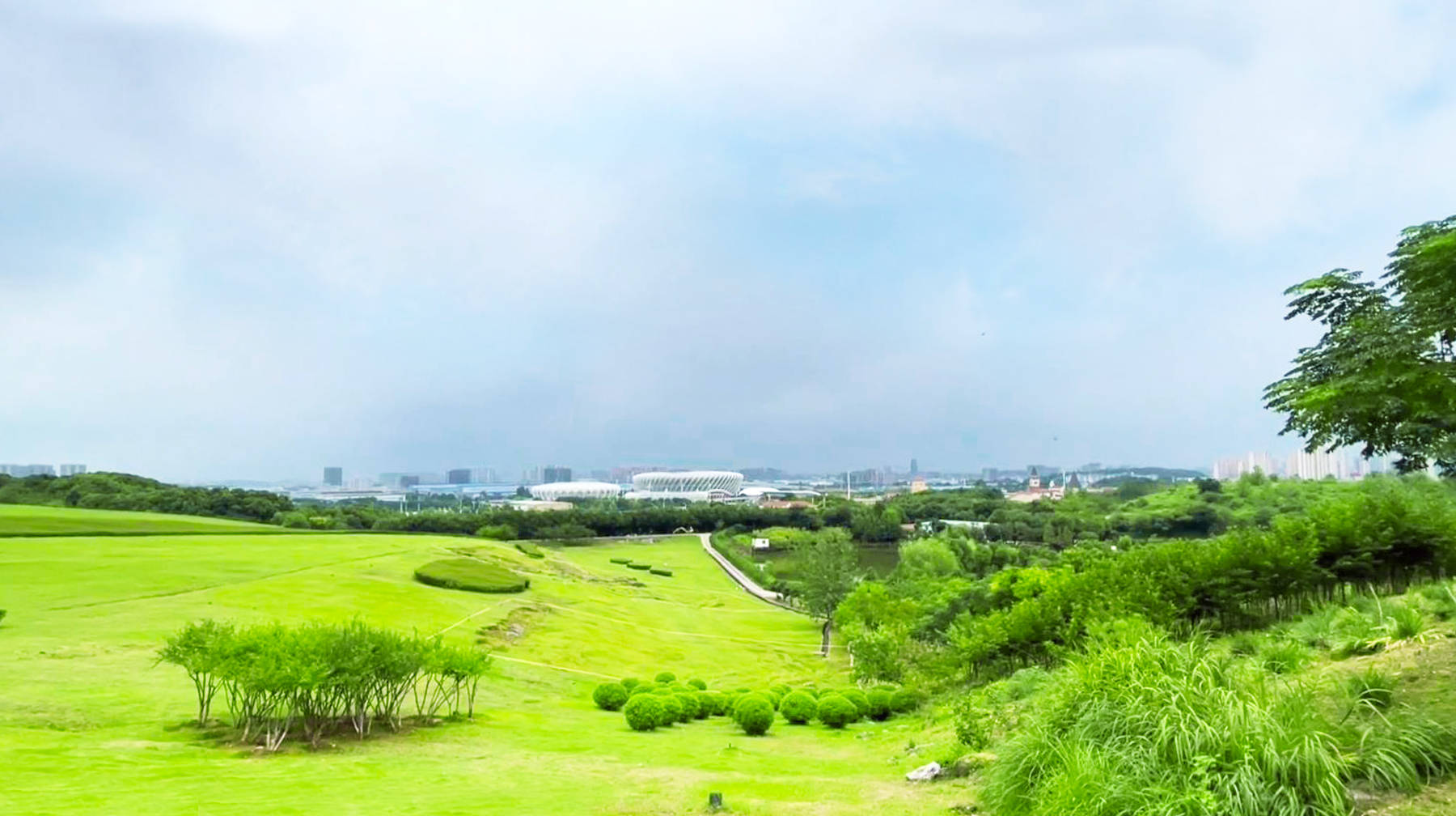 原创武汉光谷新城里有座大草原绵延草坪居高临下登山观景的好地方