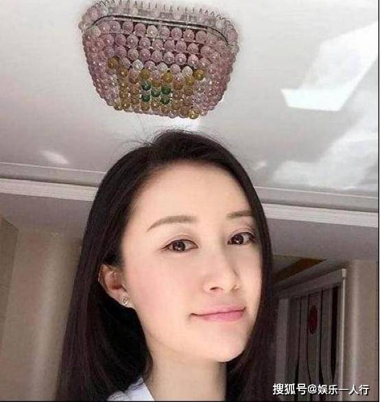 舒畅晒出自己的豪宅,天花板只是用了石膏线,显得很