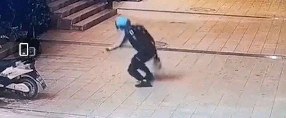 广东一男子当街摔猫,见猫还有一口气,又狠命踩几脚