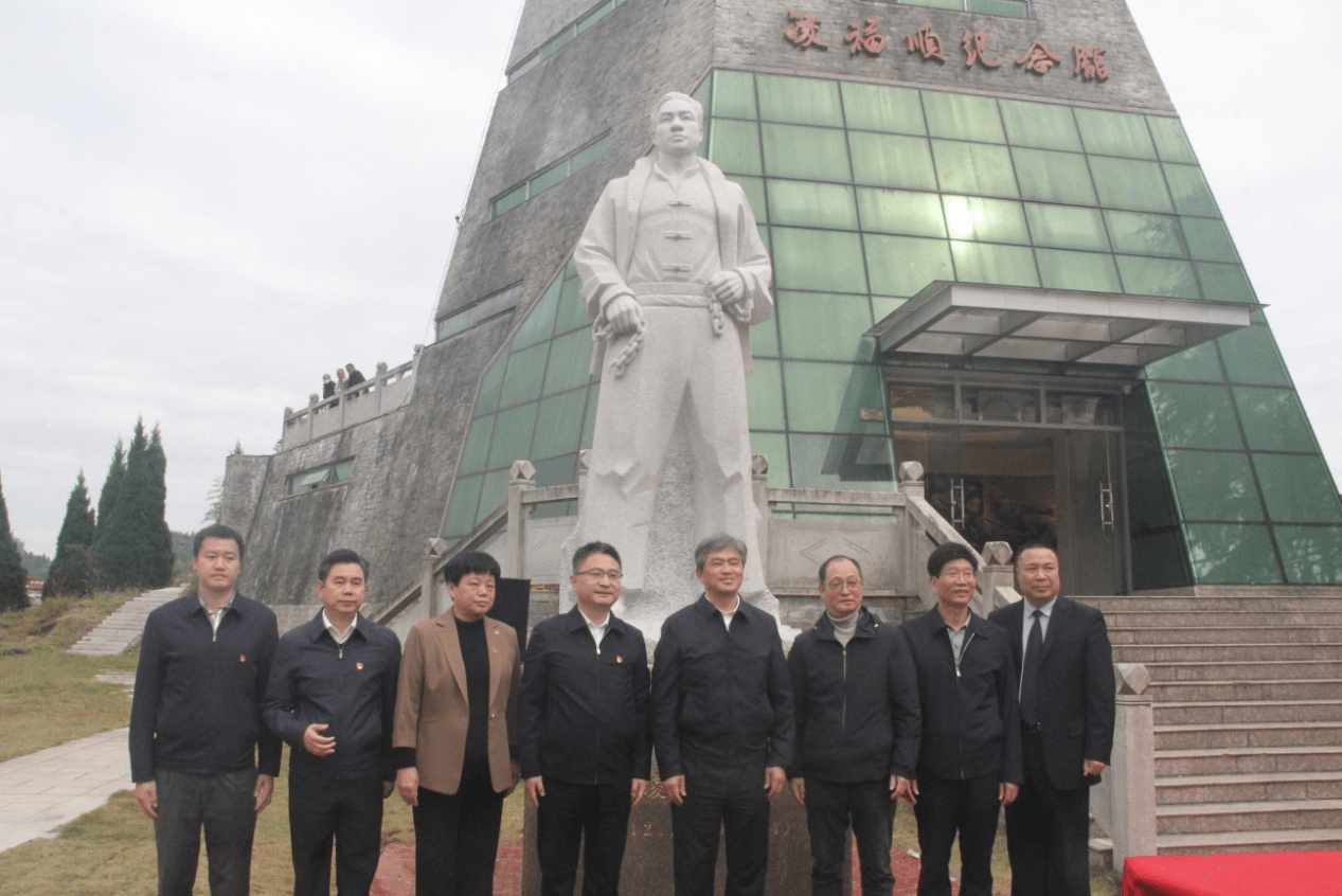 《砸碎锁链—十字木架上的英雄凌福顺》雕塑落成揭幕