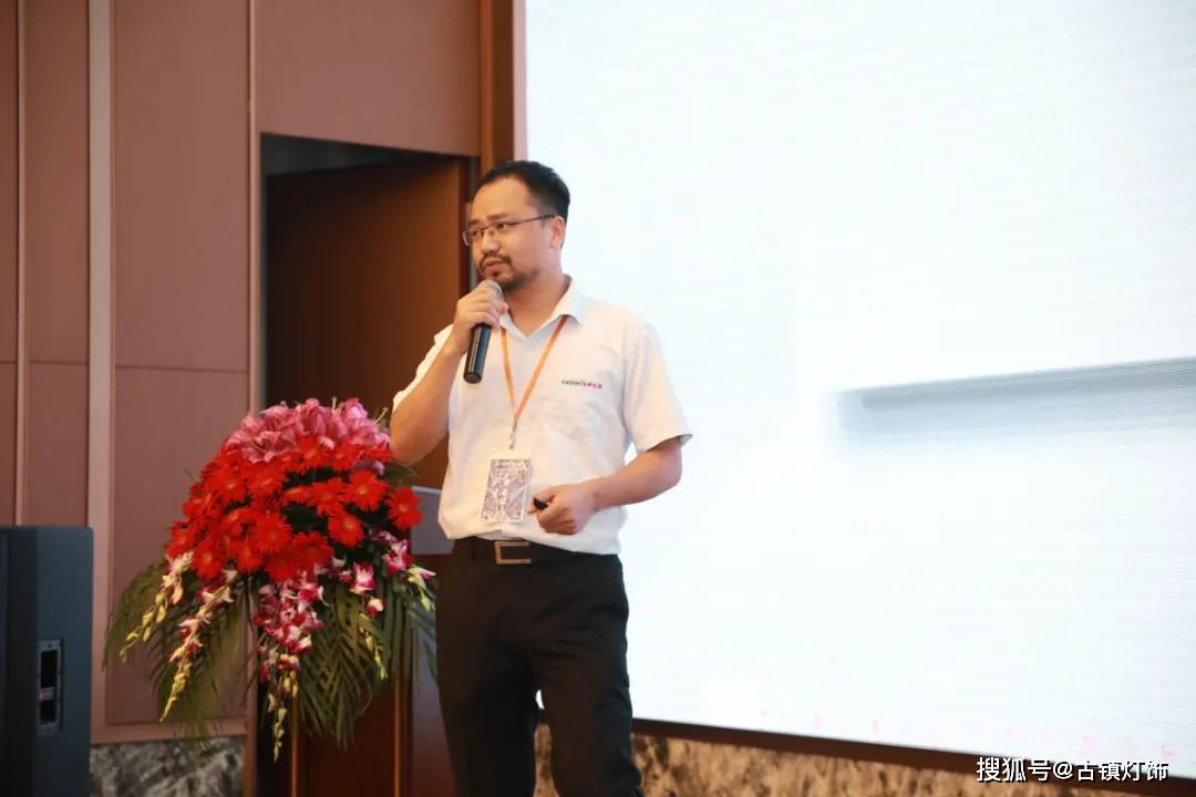 陈磊随后,深圳清华大学研究院教授刘岩作《半导体照明技术发展与健康