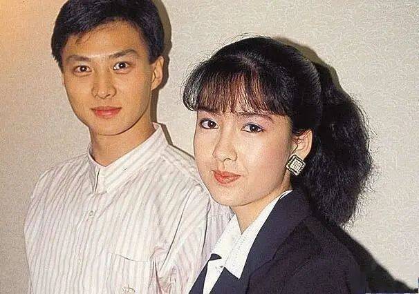 1993年,倪震和周慧敏因为琐事和平分手,之后便开始公开追求起了陈法蓉