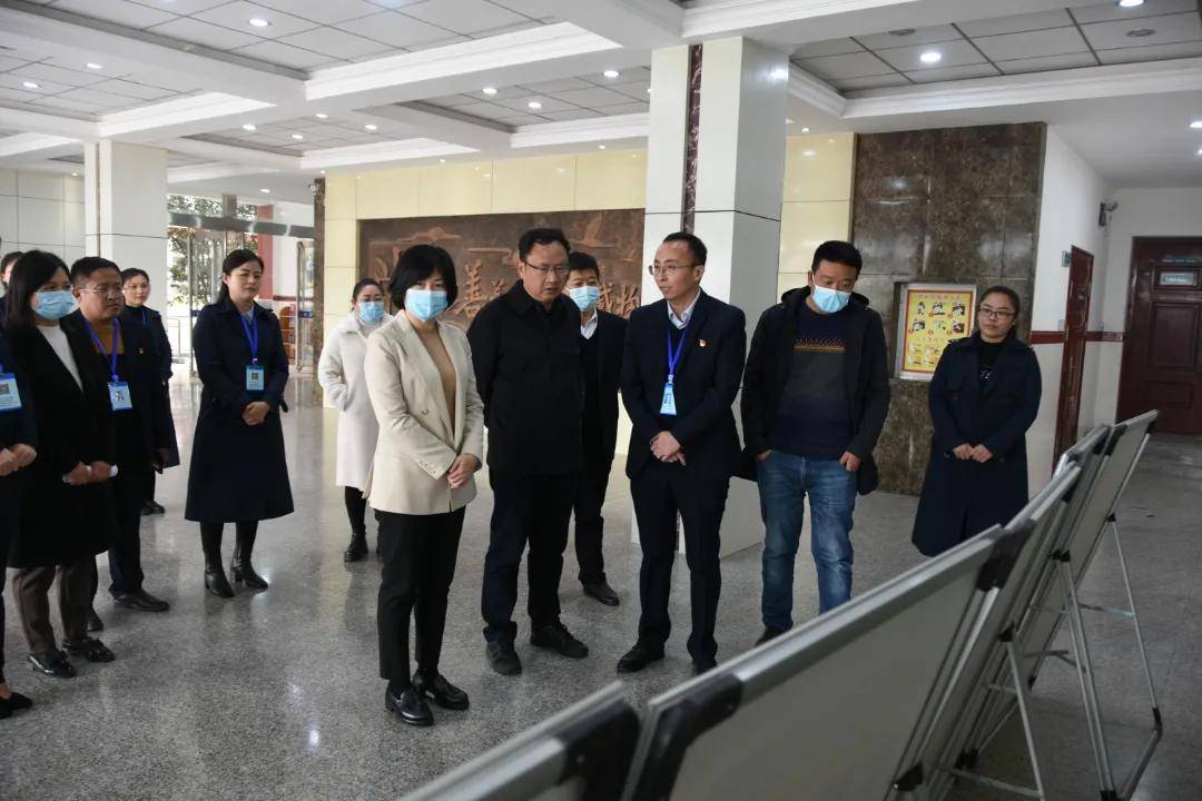 县委常委宣传部部长副县长程春艳莅临明月湖小学检查指导文明城市创建