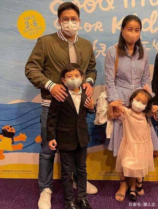 郭晶晶一家四口同框,她身材暴瘦晒好黑,儿女盛装出席