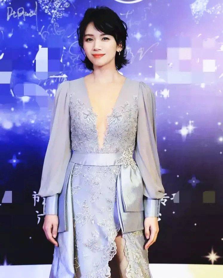 原创曹曦文潮流短发好干练神似刘涛和唐嫣是同学衣品也比较出众