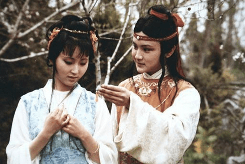 自嘲称不会打领带,经常去祭拜好友陈晓旭_贾宝玉