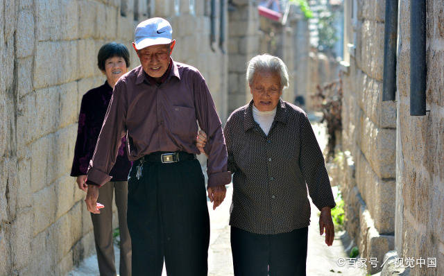 老人6000以上退休金,是不是找老伴就容易?3位70岁老人