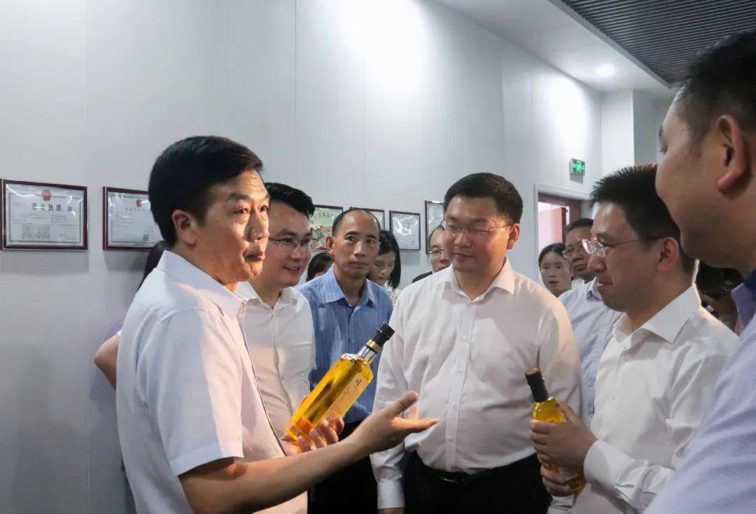 贵州省常务副省长李再勇率队调研贵州山茶产业综合开发有限公司
