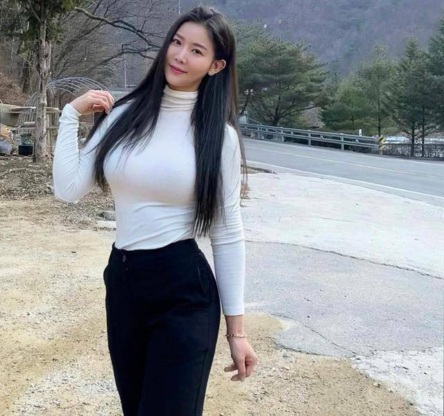 38岁韩国美女教练,乌黑长发清纯气质,微胖身材惹人羡慕