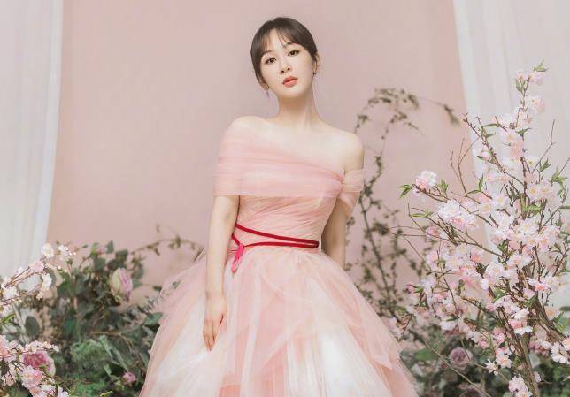 杨紫发图庆祝29岁生日,你留意到她手上的东西了吗?双向奔赴的爱