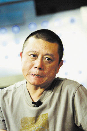 1986年郑小龙将冯小刚推荐给了当时京圈儿的另外一位大导演王朔