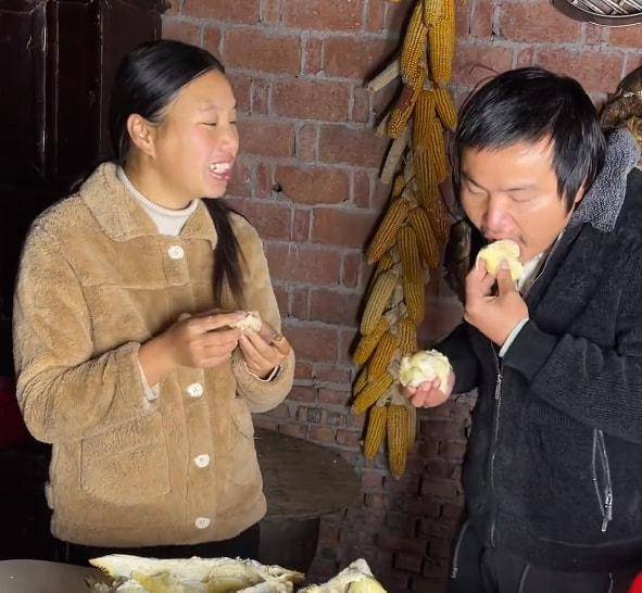 牛爱芳和小春花是一对网红夫妻,可能是受李子柒影响