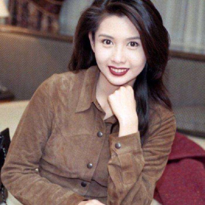 53岁邱淑贞逛街被拍,