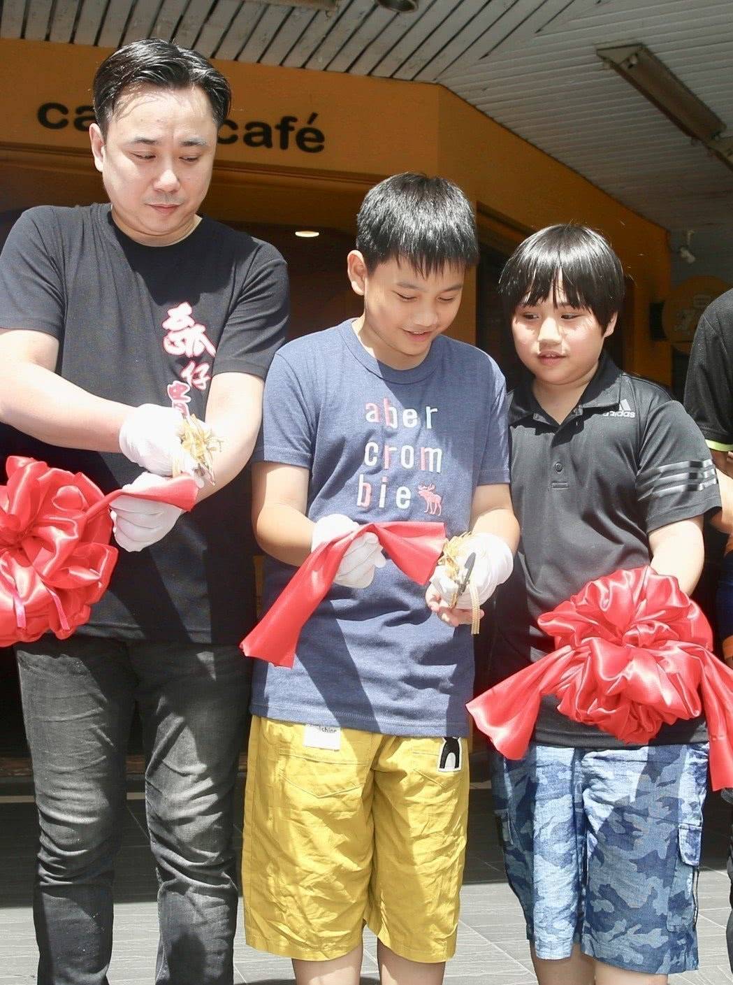 实际上,他还是想要小小彬继续在演艺圈混,要求小小彬减肥,带小小彬到