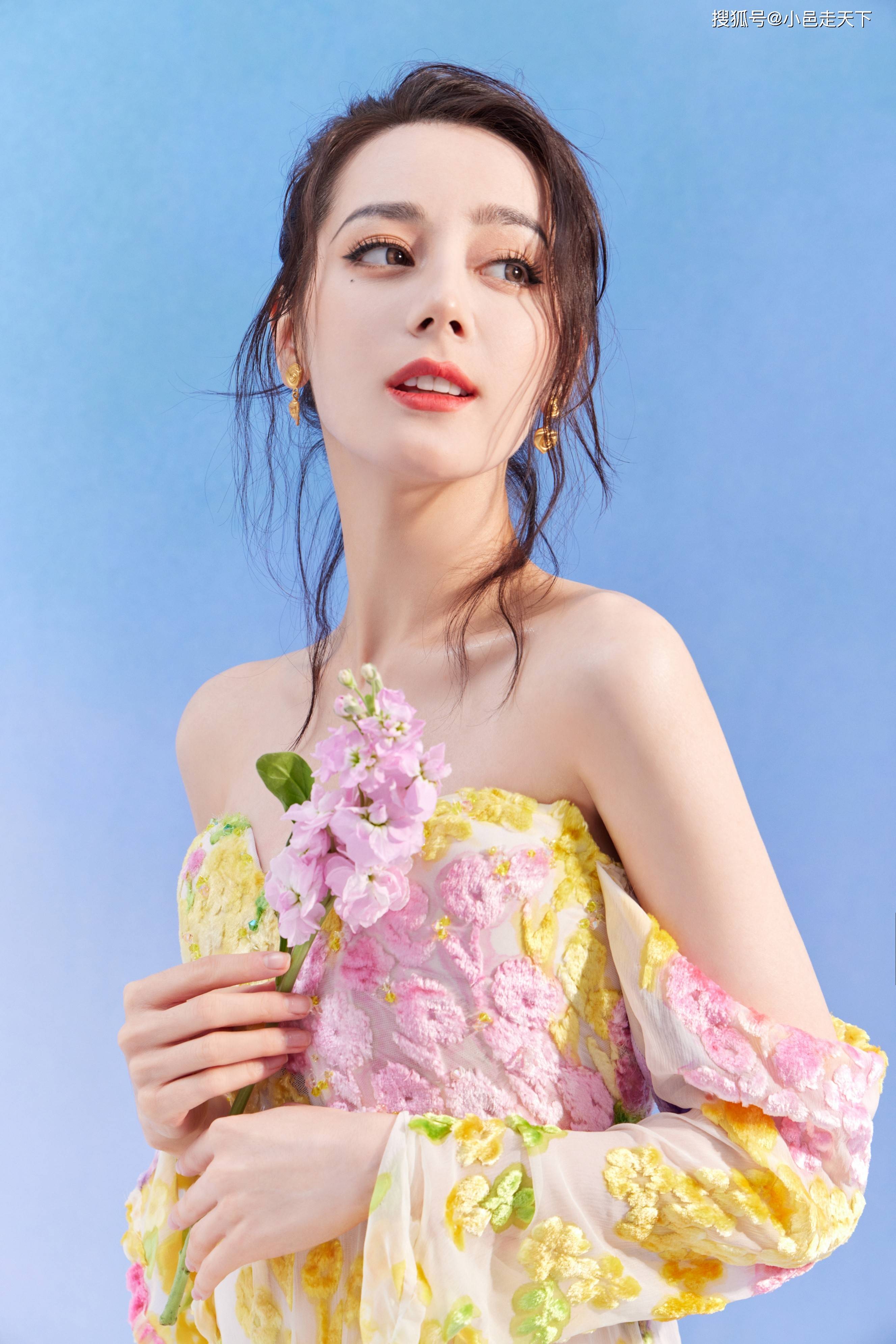 迪丽热巴五彩抹胸裙性感写真