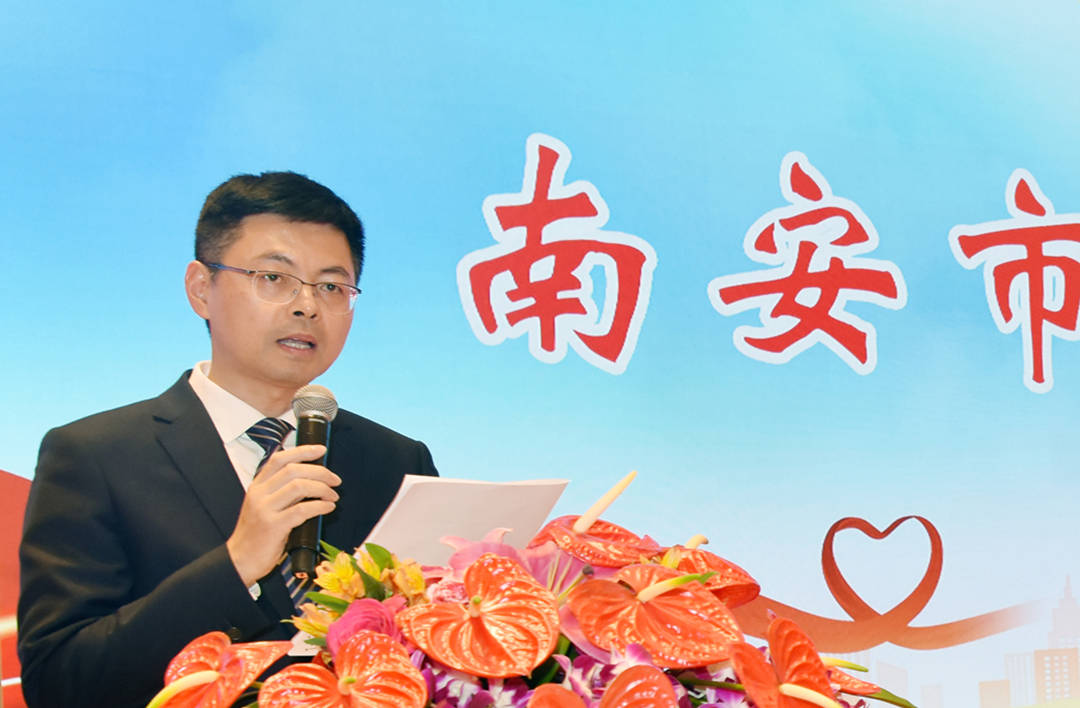 南安市委副书记王连赞宣读表彰人员名单