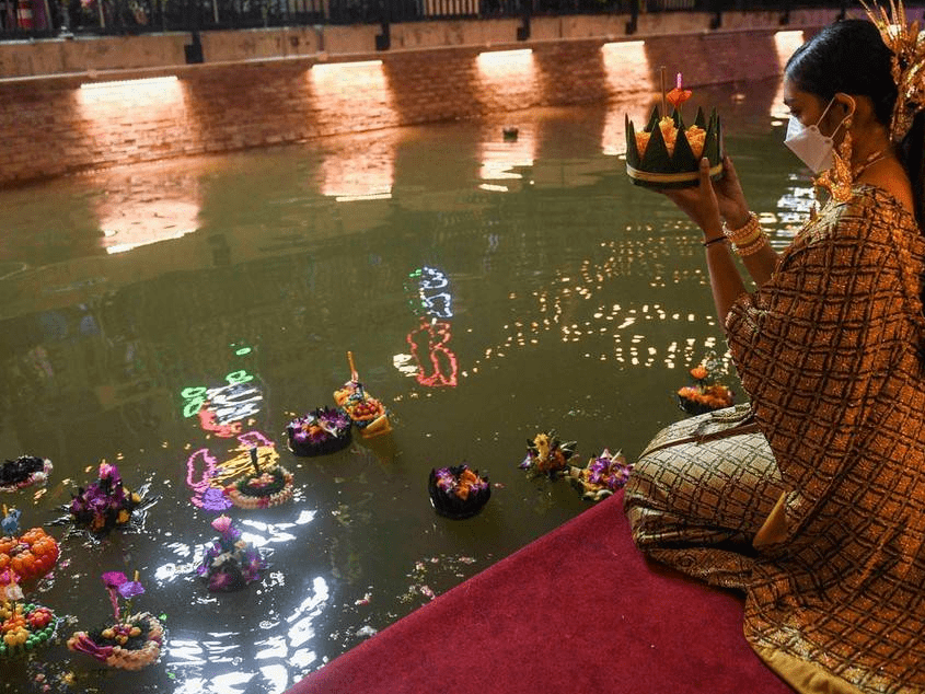泰国庆祝水灯节浪漫唯美 水灯满河祈祷平安