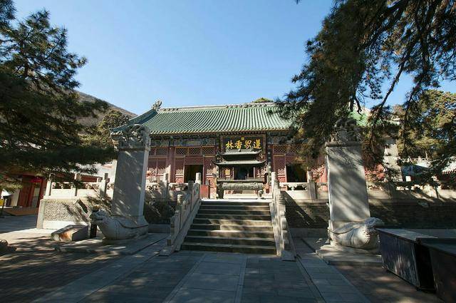 因为寺内有国内最大的一处佛教戒坛,民间习惯将该