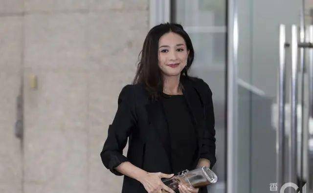 原创霍启刚堂妹嫁"最美冻龄港姐"儿子,豪门故事多,新人却都是清流