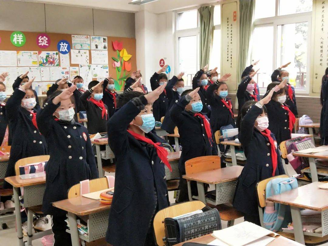 成都花园国际小学校服评价:高新实小的校服也是学院风,秀气简洁,十分