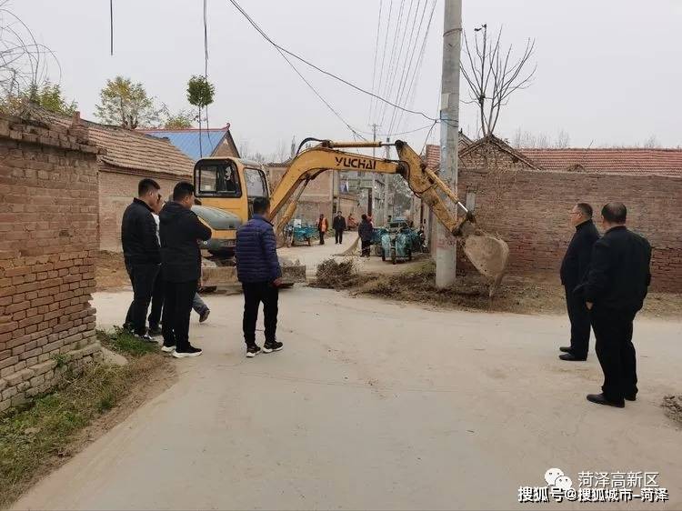 菏泽高新区马岭岗镇开展环境卫生整治行动,为村庄道路