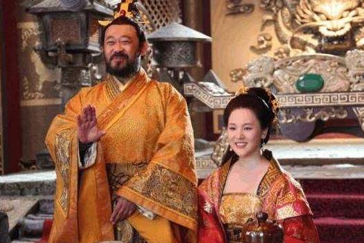 在《隋唐演义》中,除了跟李元霸对过三锤外,还两次打败了排名第二的