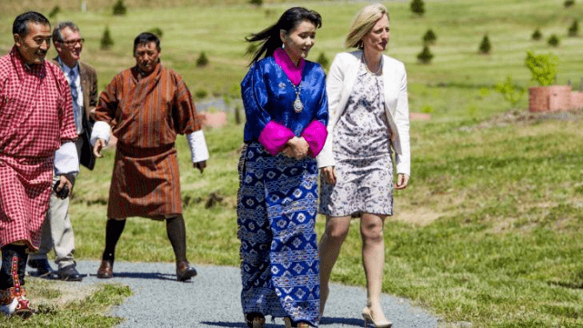不丹王室的颜值太惊艳!58岁王母搭刺绣披肩很贵气,似