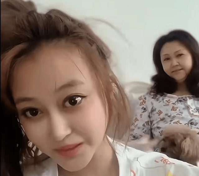孙侨潞妈妈近况曝光,自曝每天给女儿发信息,仍走不出丧女之痛?