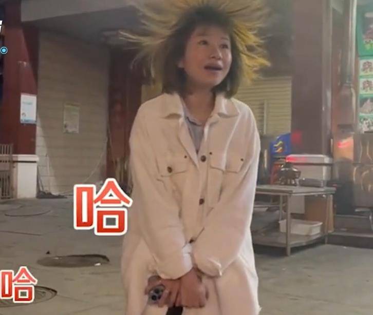 广西:一女孩吃烧烤路上头发突然"炸毛",表情呆萌问了