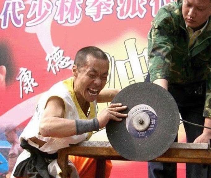 中国的"金钟罩铁布衫:他用电钻钻太阳穴,用手抓运转的切割机