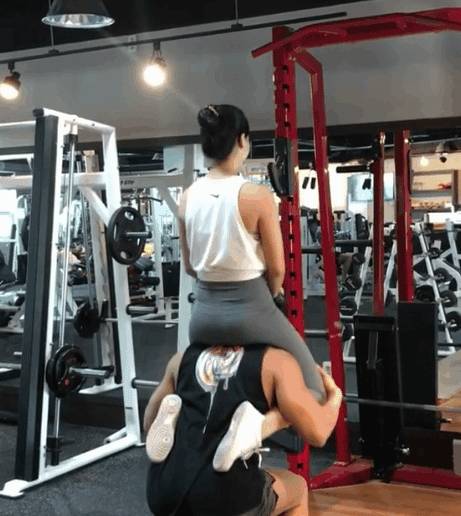 健身房的情侣们一起锻炼,不是秀恩爱,就是秀身材,羡慕