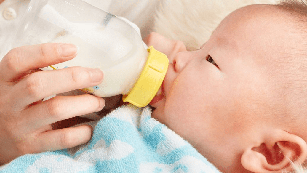 宝宝喝奶吃吃停停？可能到了传说中的厌奶期,2个处理误区要了解