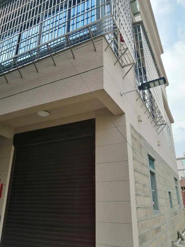 原创农村外墙,喷真石漆很流行,为什么有人开始后悔了?