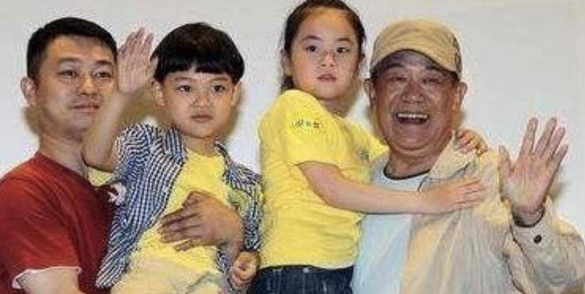 女儿高恬漂亮善良,孩子们都茁壮长大,婚后,高明和妻子段瑞芬育有一个