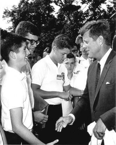 1963年,16岁克林顿和肯尼迪总统握手,两人出身悬殊,却同样风流