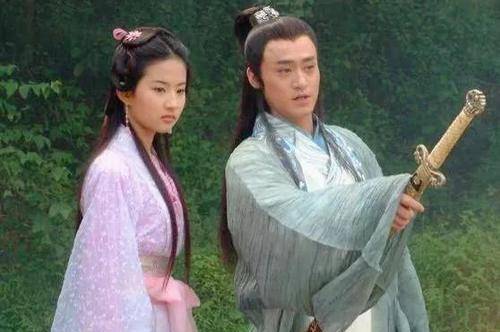 原创慕容复扮演者修庆:年轻时刘亦菲喊他表哥,52岁靠一头白发翻红