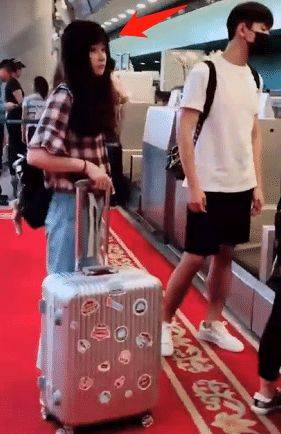 本以为邓伦女助理够美了,直到看见李现女助理,网友:了