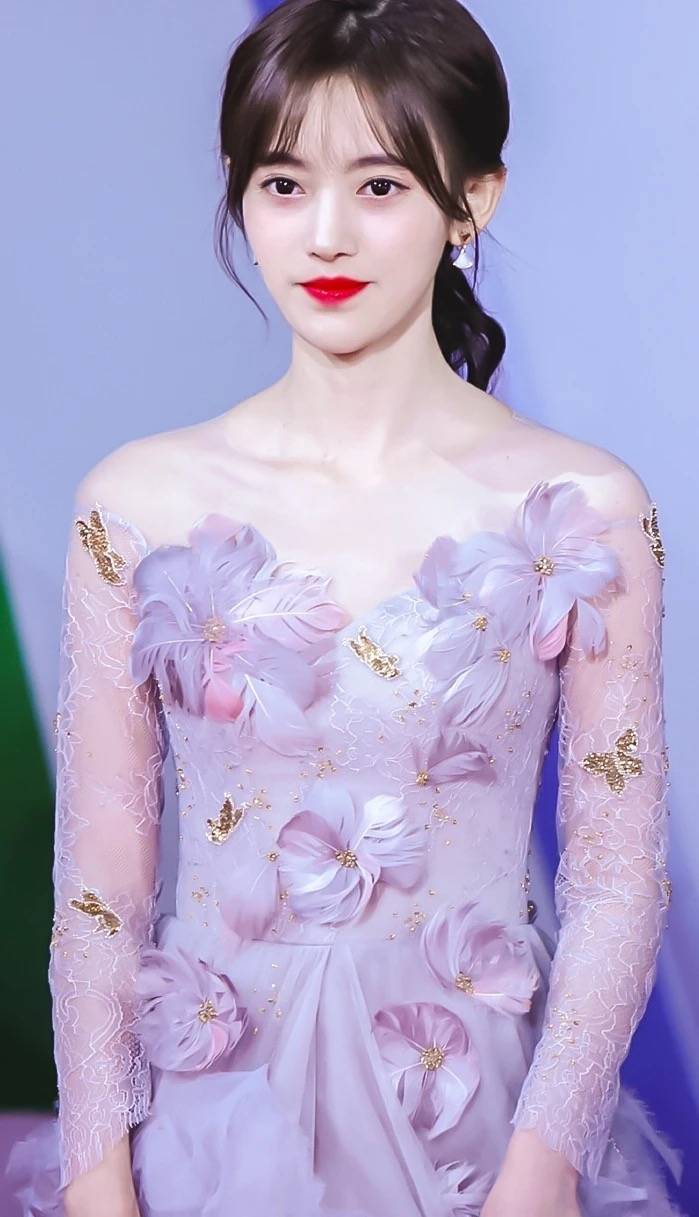 原创原以为鞠婧祎是冷白皮结果耳朵暴露真实肤色差距不是一般的大